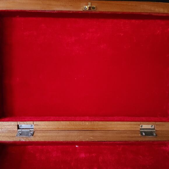 Vintage Kelvin Mfg Hand Carved Teak Wood Jewelry Trinket Box Red Velvet Lined - Picture 5 of 11